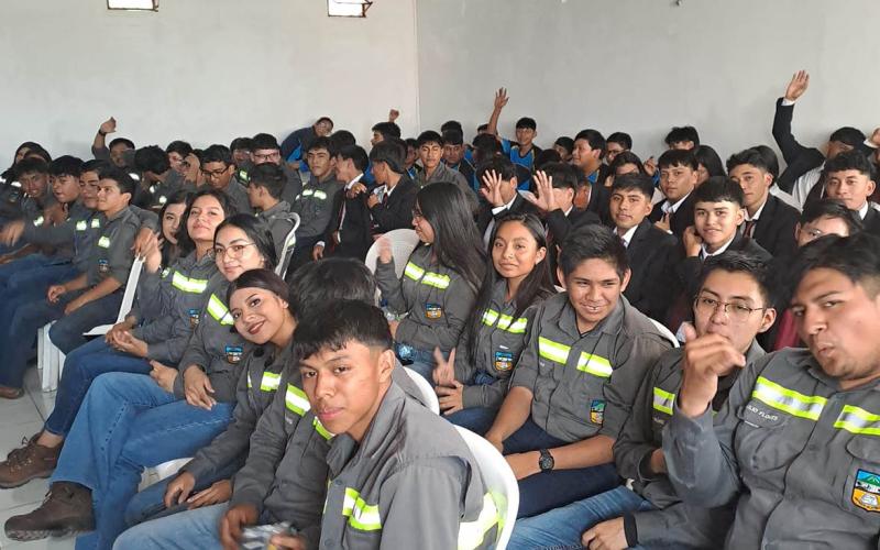 Estudiantes aprenden a identificar y prevenir el Gusano Barrenador