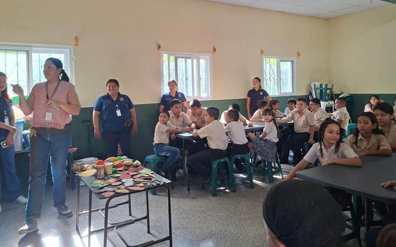 Estudiantes de Guastatoya aprenden a comer saludable gracias a un huerto escolar