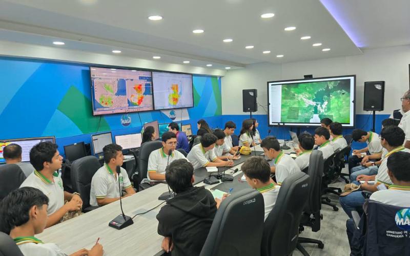 Estudiantes de la ENCA aprenden la gestión de información geográfica y de suelos en el MAGA
