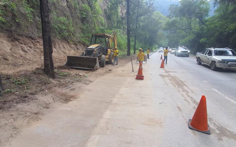 Retiran derrumbes en ruta Santa Lucía Milpas Altas-Antigua Guatemala 