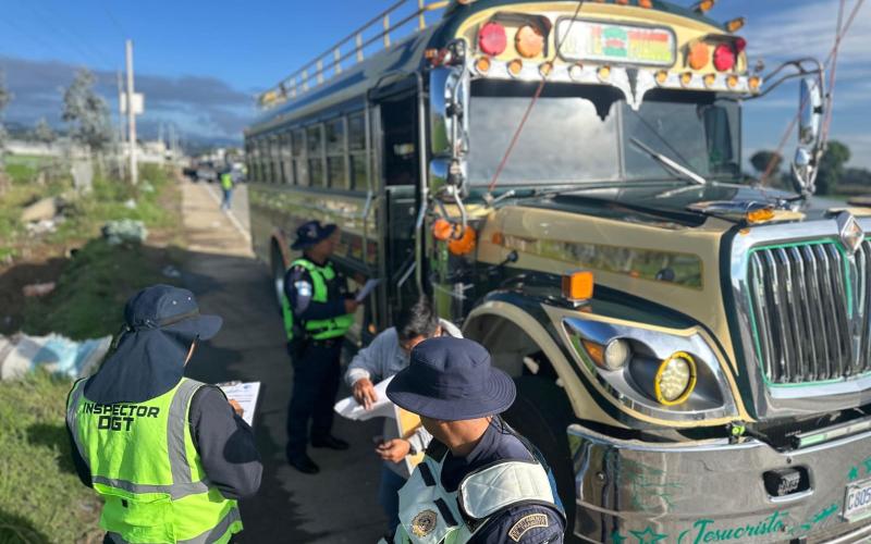 DGT verifica 115 vehículos y sanciona a 13 durante operativos en carretera