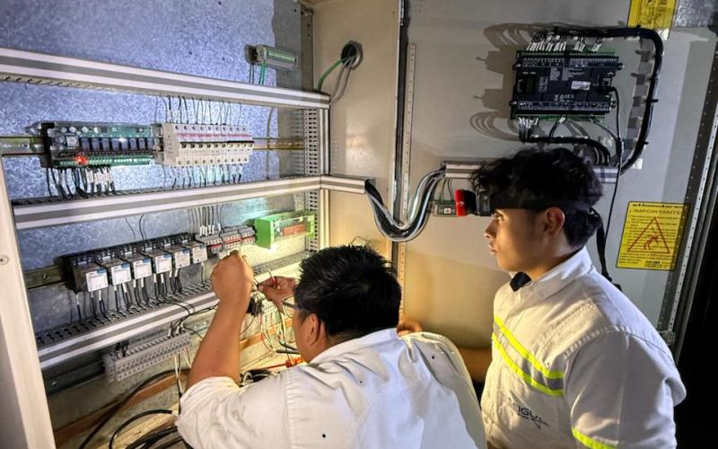 Personal del AILA fortalece conocimientos en electricidad con apoyo de Intecap