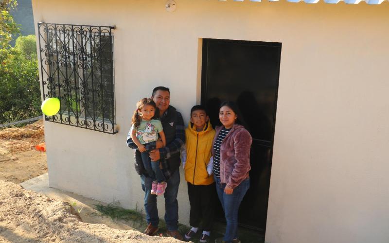 Familias de escasos recursos de cinco departamentos reciben viviendas propias 