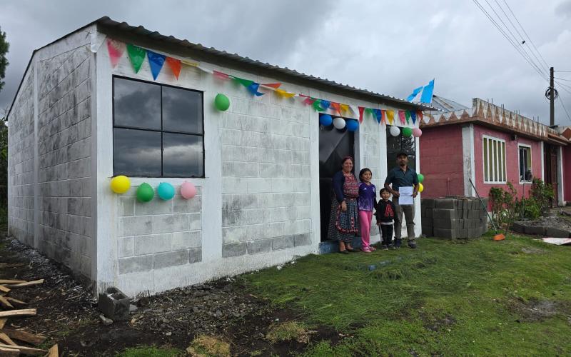 Entregan viviendas a familias de la aldea Pachoc, Totonicapán