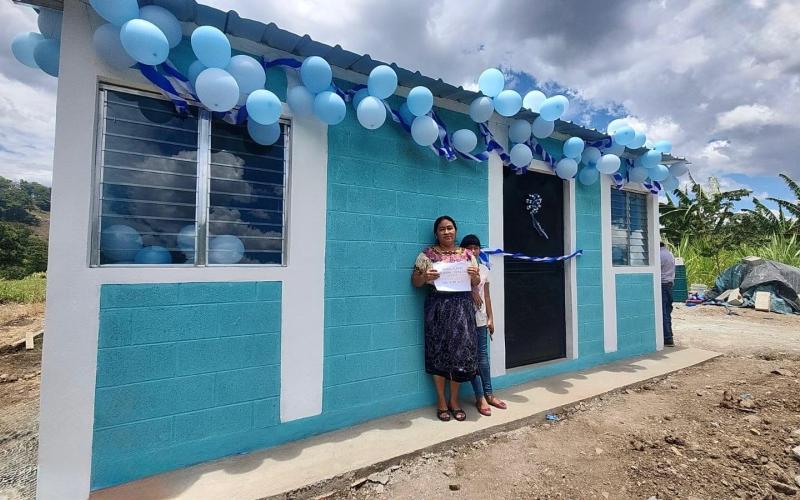 Familias de Chimaltenango reciben las llaves de su casa propia