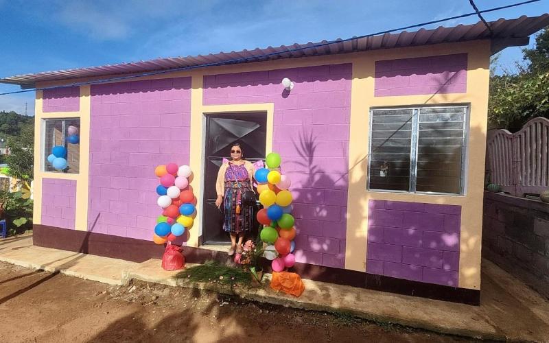 Familias de Chimaltenango reciben las llaves de su casa propia