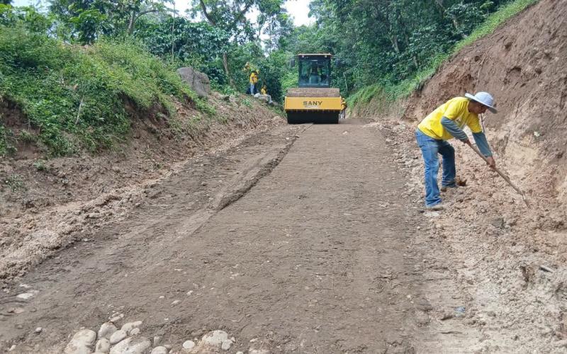 Trabajan por una mejor ruta para familias de Chantel y El Decoro 