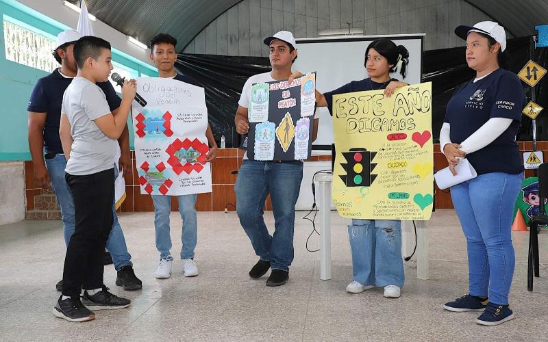 Jóvenes Servidores Cívicos enseñan seguridad vial a niños de El Progreso