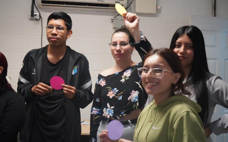 Trabajadores aprenden con empatía para una atención inclusiva