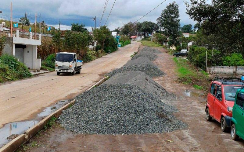 Entregan materiales para mejorar camino que conecta tres departamentos de occidente