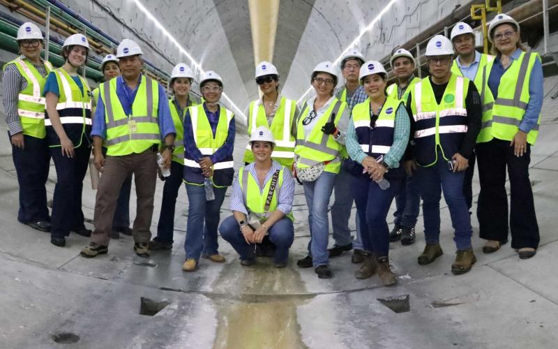 Equipo técnico de la SEGEPLAN) durante una visita de trabajo al metro de Panamá.