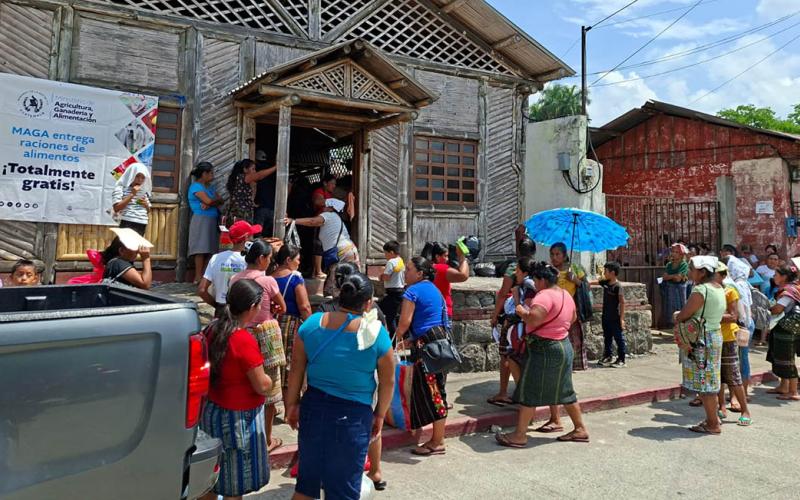 Familias reciben alimentos luego de participar en acciones comunitarias
