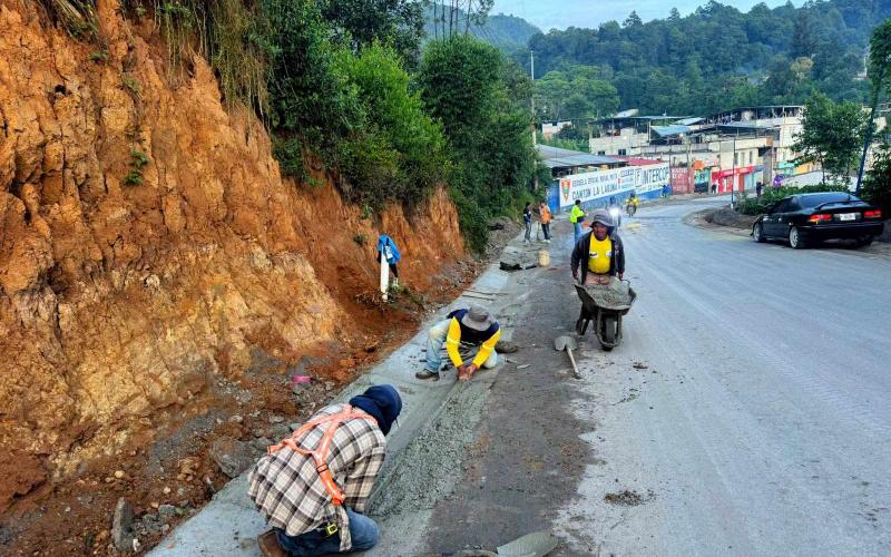 Construcción de cunetas en tramo Salquil Grande–Nebaj evitan deterioro de asfalto en Quiché