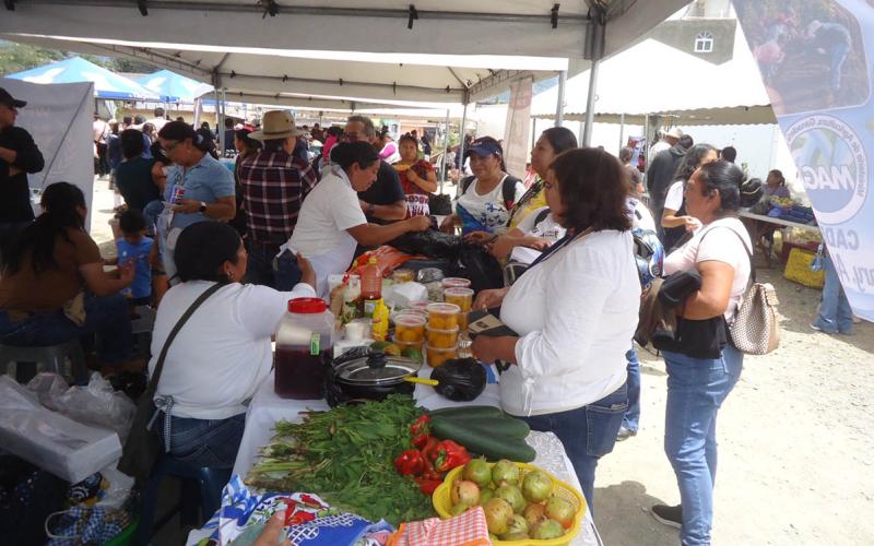 Impulsan el comercio y la economía local en Feria del Agricultor de Huehuetenango