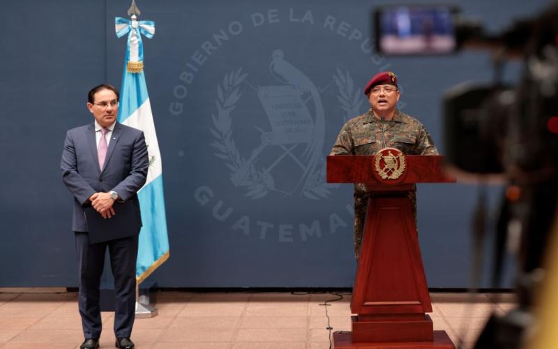 Ministro de Gobernación Marco Antonio Villeda y Ministro de la Defensa, Henry Saenz