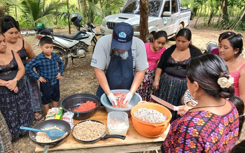 Mujeres de Livingston aprenden a transformar pescado en nuevos productos