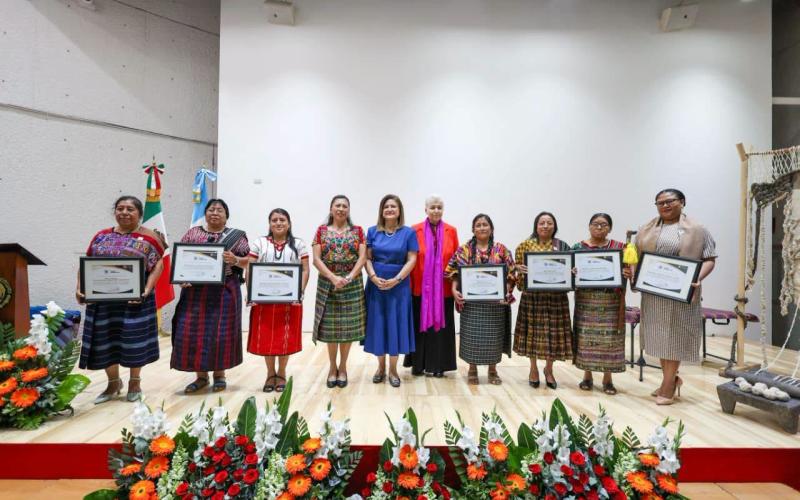 Siete mujeres indígenas destacadas reciben la Orden Ütz Samaj