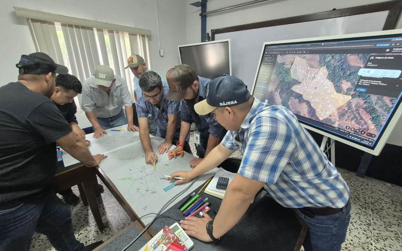 Técnicos de la asociación de equinos en Zacapa aprenden conservación de suelo y agua 