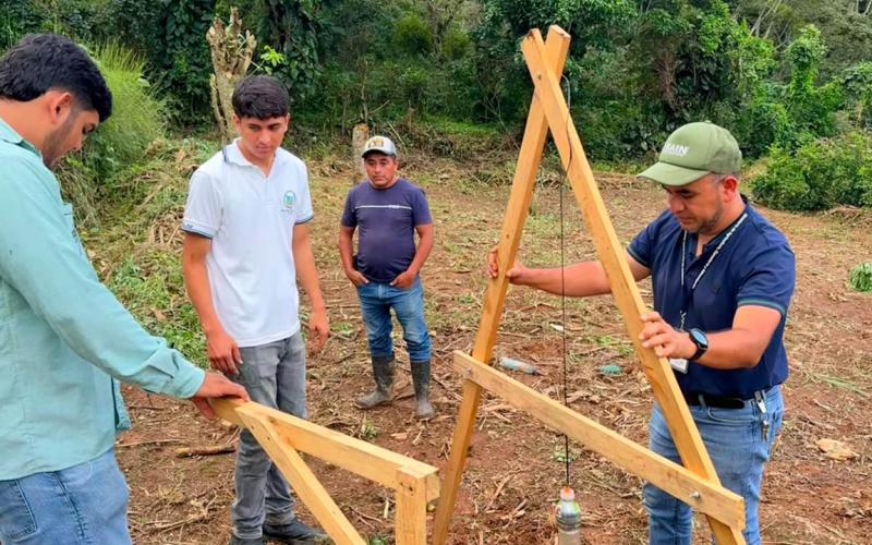 Trazo de curvas a nivel y siembra de hortalizas benefician a productores de Zacapa