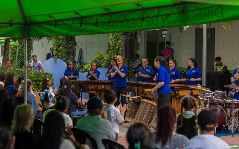 Marimba Femenina de Concierto entusiasmó a la niñez con su concierto didáctico. 