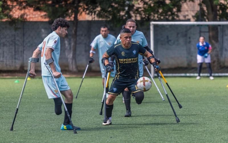 Fútbol 7 adaptado reúne a atletas y familias en una jornada deportiva en los Campos del Roosevelt. 