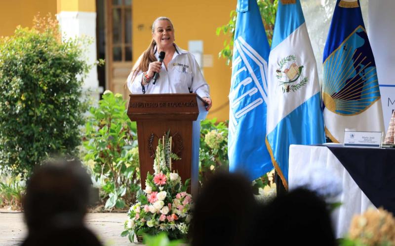 Mineduc certifica a graduados de básico