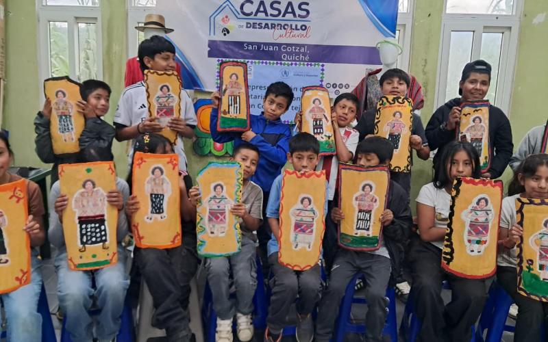 Estudiantes de San Juan Cotzal plasman en tejas de barro indumentaria del Pueblo Ixil
