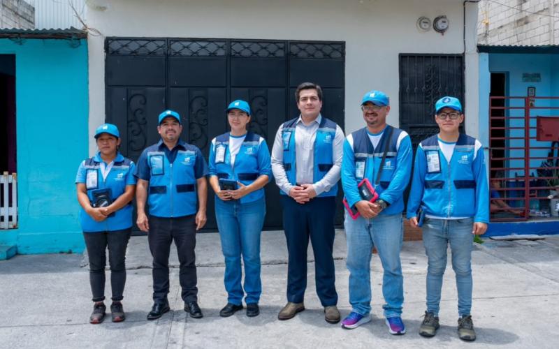 Equipo de encuestadores del INE y el Gerente de la Institución