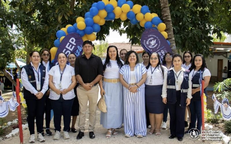 Dra. Zulma Calderón, Secretaria de SOSEP, junto al personal del nuevo Centro "Mis Años Dorados" y el Alcalde de Melchor de Mencos, Petén. 