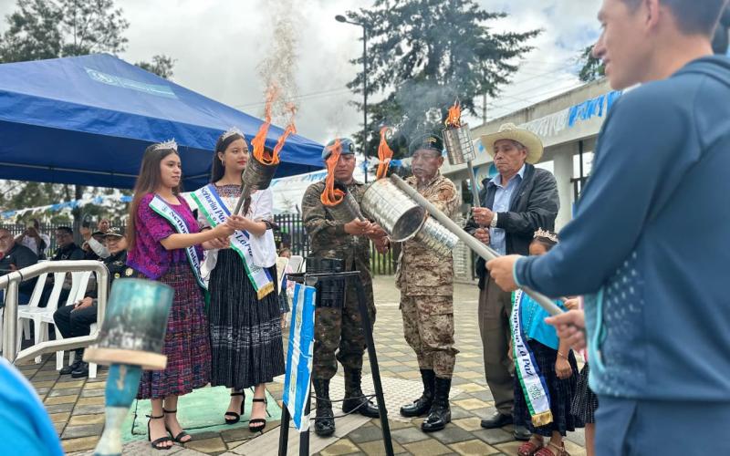 El Parque de la Paz de Cobán conmemora las Fiestas Patrias con la izada de la bandera y el encendido del fuego patrio