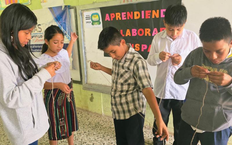 Niñez de Jacaltenango rescata el arte ancestral del tejido de morrales de palma