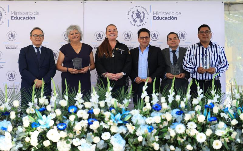 Mineduc presenta y fortalece radios educativas  