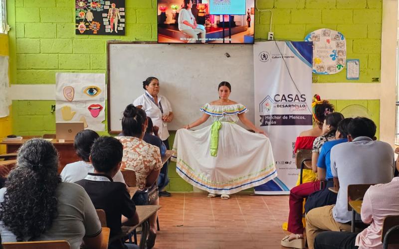 Estudiantes de Petén redescubren la historia, el simbolismo y el valor de la indumentaria de los Pueblos de Guatemala