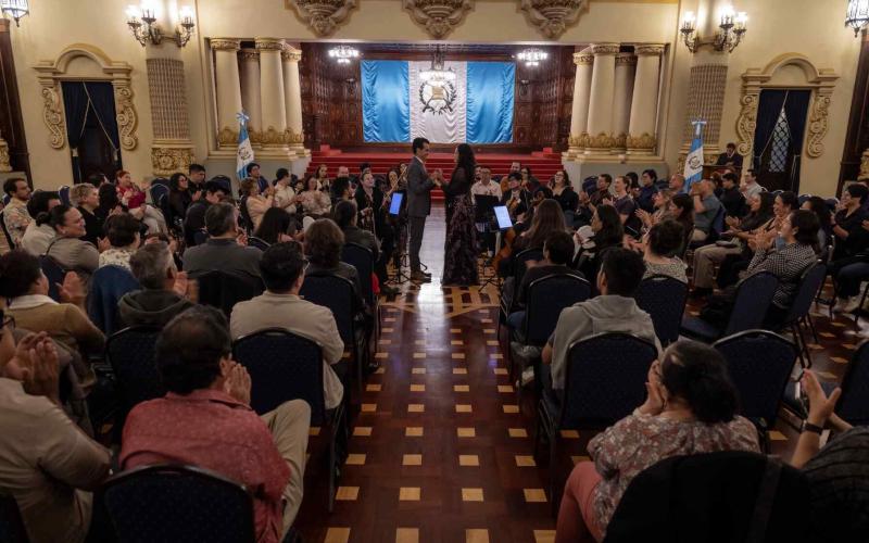 Sábados Clásicos se despidió con un concierto entre cuerdas y voces  Con un repertorio que reunió obras nacionales y universales, “Sábados Clásicos” cerró una temporada dedicada a acercar la música académica al público.  La decimoquinta y última edición del año de “Sábados Clásicos” cerró su ciclo el pasado 19 de septiembre en el Salón de las Banderas del Palacio Nacional de la Cultura. Organizada por el Departamento de Instituciones Artísticas de la Dirección de Fomento de las Artes, esta gala ofreció un r