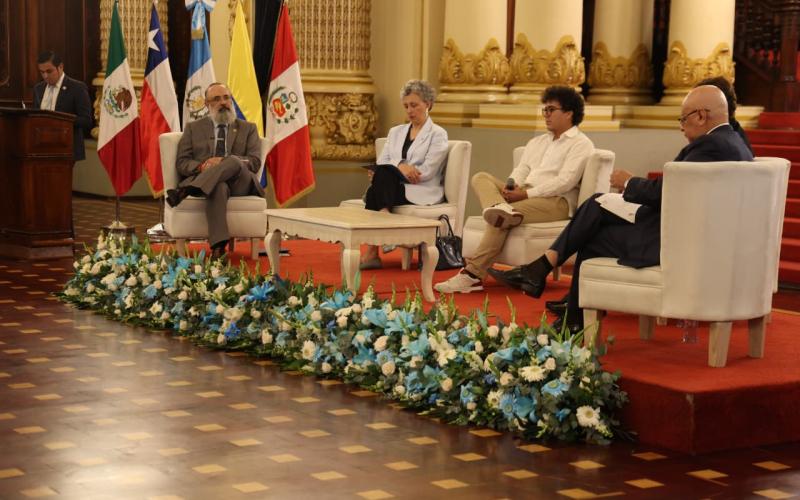 Ministro Luis Méndez Salinas moderó conversatorio sobre el legado de los Premios Nobel de Literatura de Latinoamérica