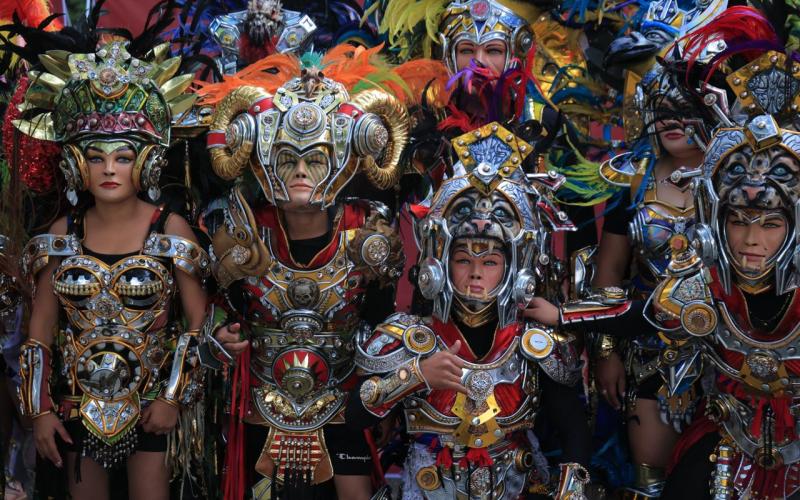 Entre máscaras y botargas: la diversidad de los vestuarios de convite en Guatemala. 