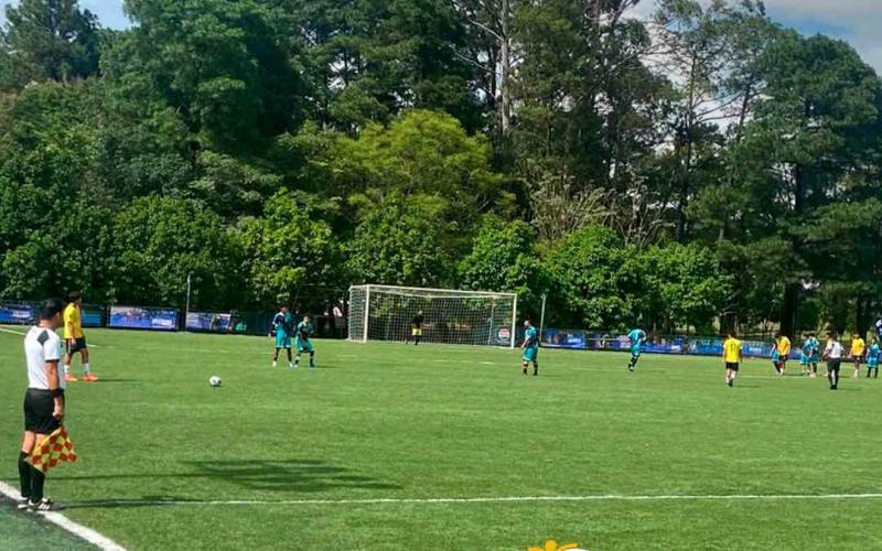 ¡Rodó el balón y comenzó la fiesta del fútbol universitario!