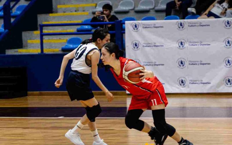 ¡La pasión universitaria se juega en cada canasta!