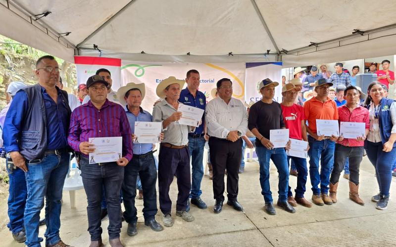 Chapulín, Camotán, es reconocida como Microrregión Ejemplar Mano a Mano y gradúa a 82 agentes de cambio