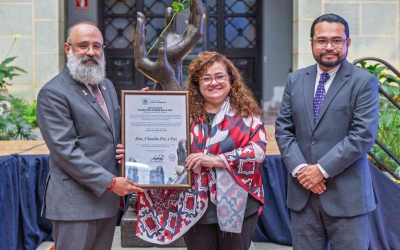 Claudia Paz y Paz es reconocida con el Cambio de la Rosa de La Paz