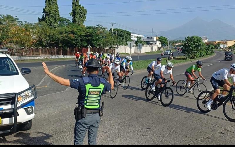 Ciclistas recorren las carreteras de Guatemala con acompañamiento preventivo