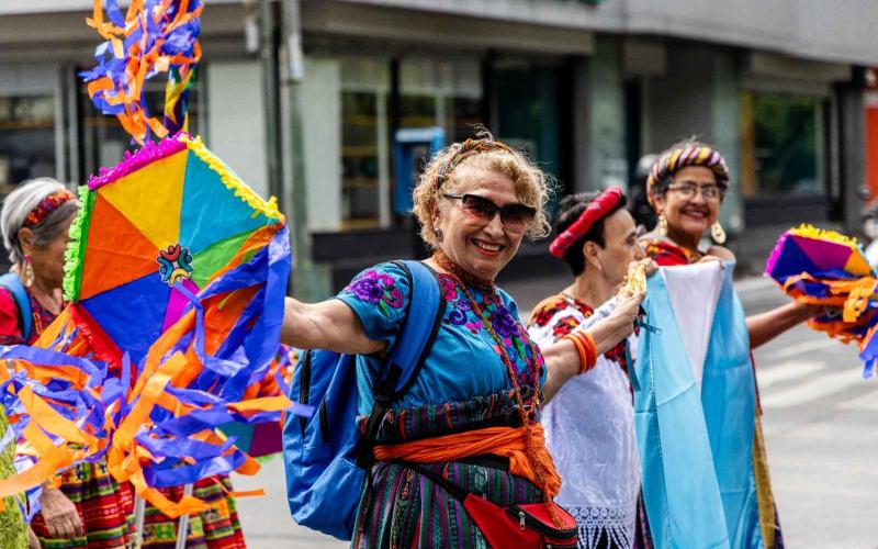 Adultos mayores celebran la Independencia con una caminata por la Avenida La Reforma