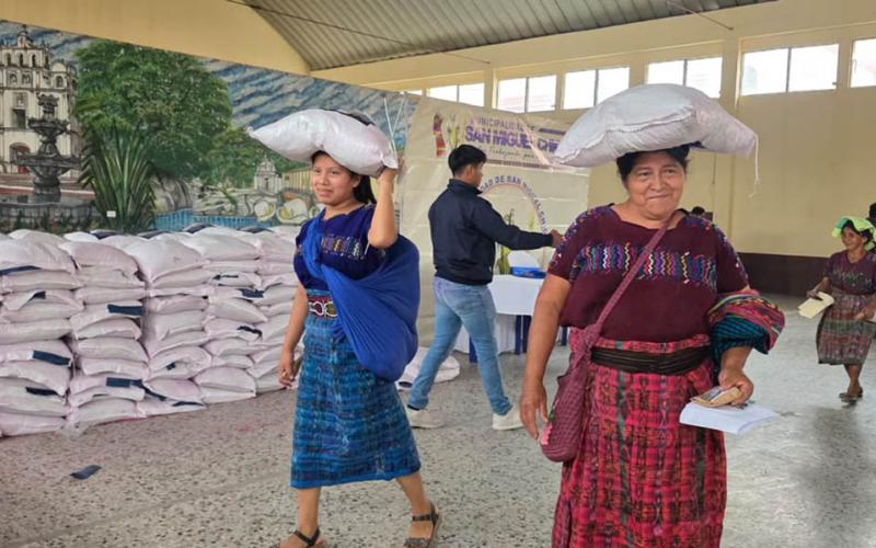 Entregan insumos a familias agricultoras para fortalecer la producción de alimentos