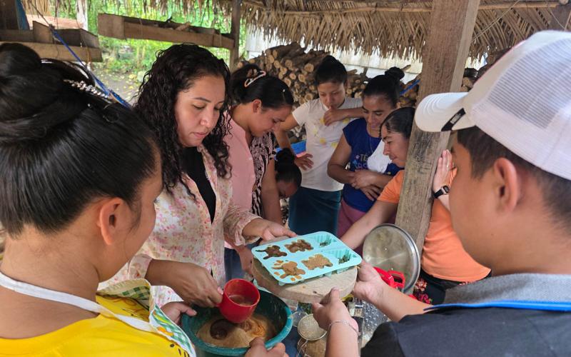 Mujeres elaboran jabones artesanales con ingredientes naturales
