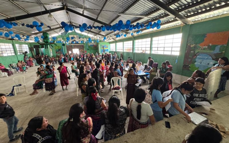 Entregan insumos a familias agricultoras de San Andrés Sajcabajá