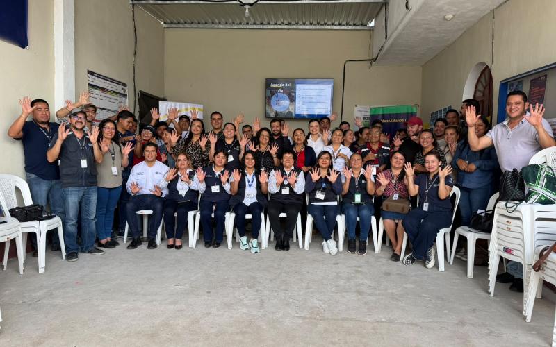 Instituciones comparten experiencias para fortalecer la atención a familias de Jalapa