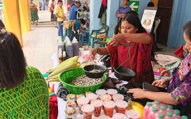 Población de Alta Verapaz accede a los alimentos frescos y de calidad en Feria del Agricultor