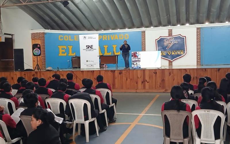 95 jóvenes graduandos reciben orientación laboral