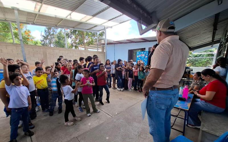 Capacitan a estudiantes y maestros para prevenir el Gusano Barrenador