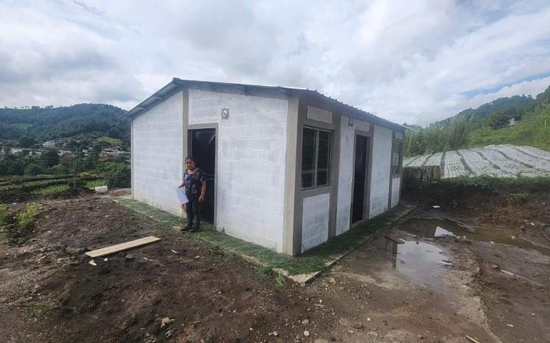Familias de Santa Apolonia recibieron las llaves de sus nuevos hogares